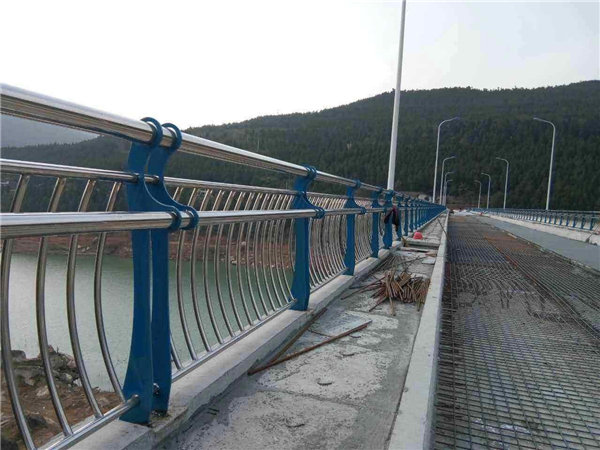 平顶山不锈钢桥梁护栏的特点及其在桥梁安全中的重要作用